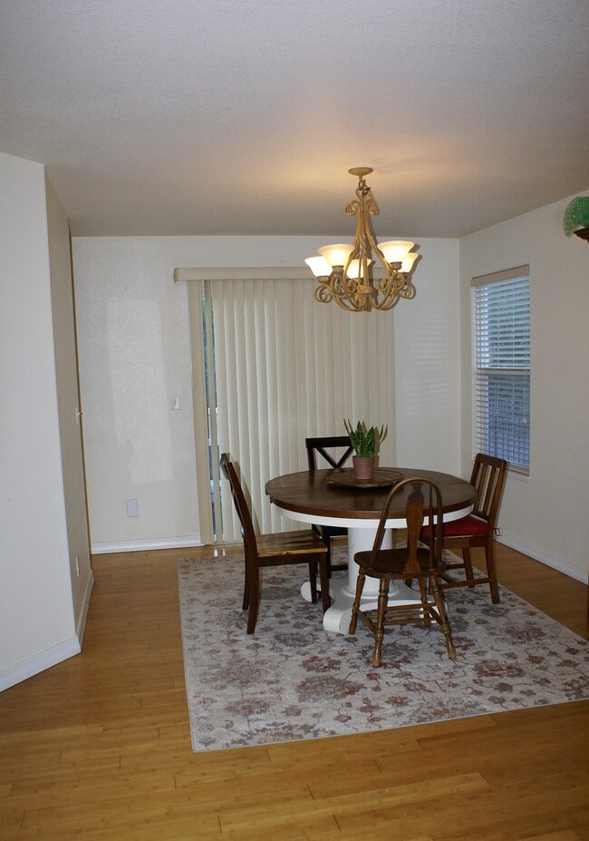 Foto del edificio - 3245 Chestnut Glen Ln