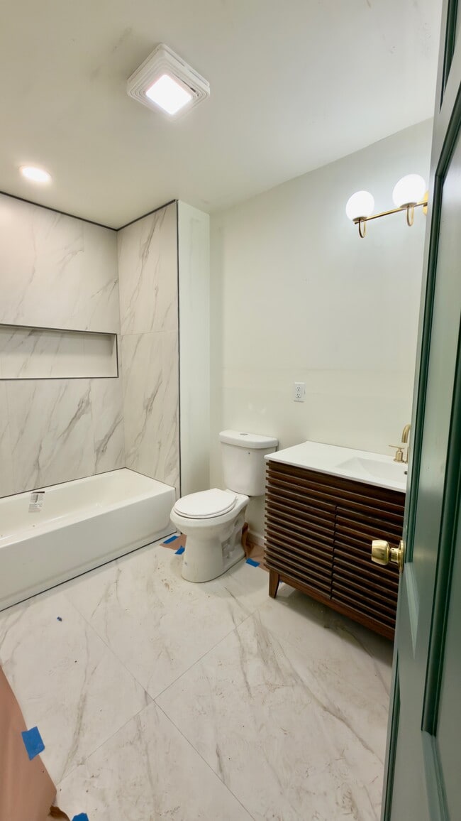 Building Photo - 3413 Montlake Dr