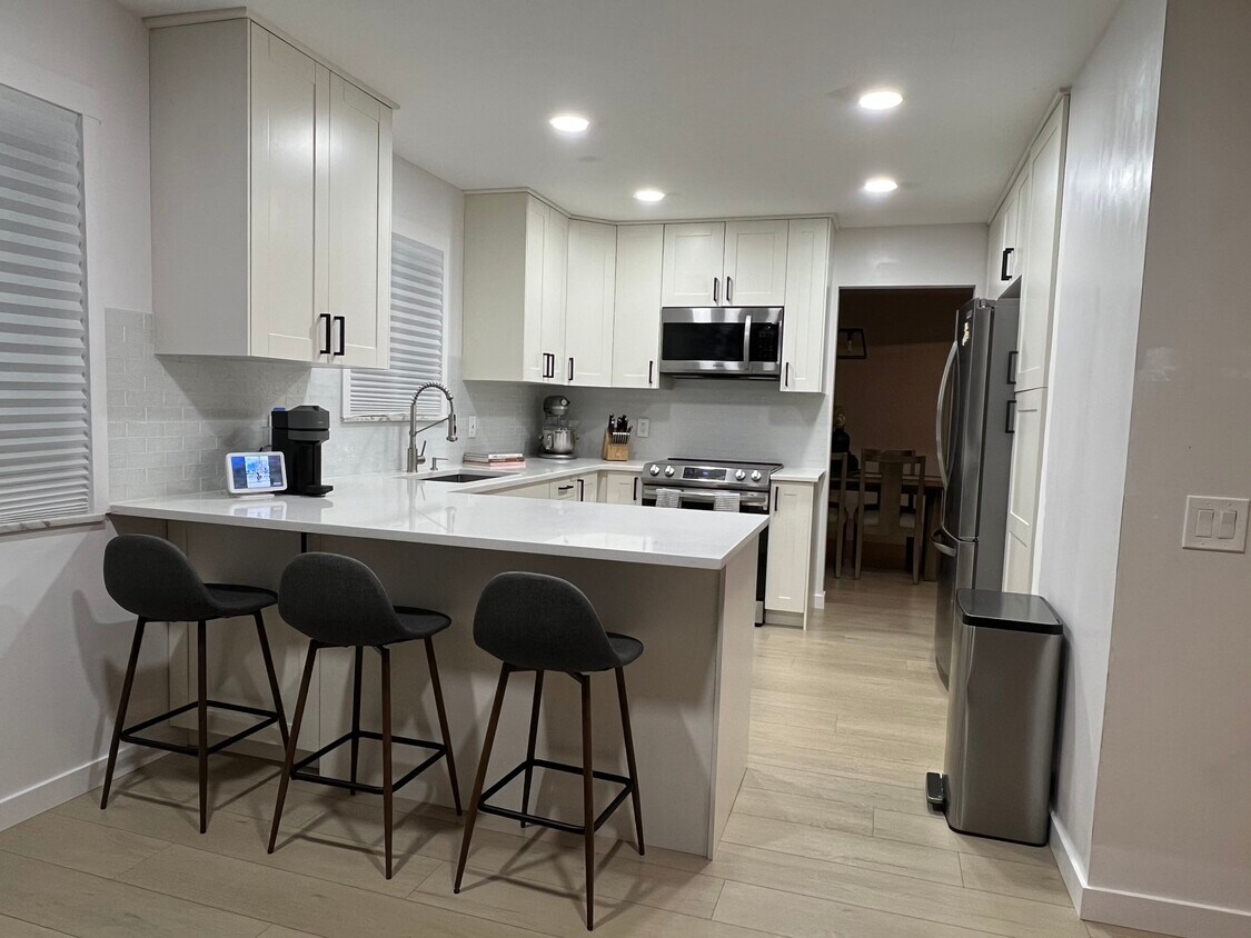 Primary Photo - 4477 Hialeah Dr