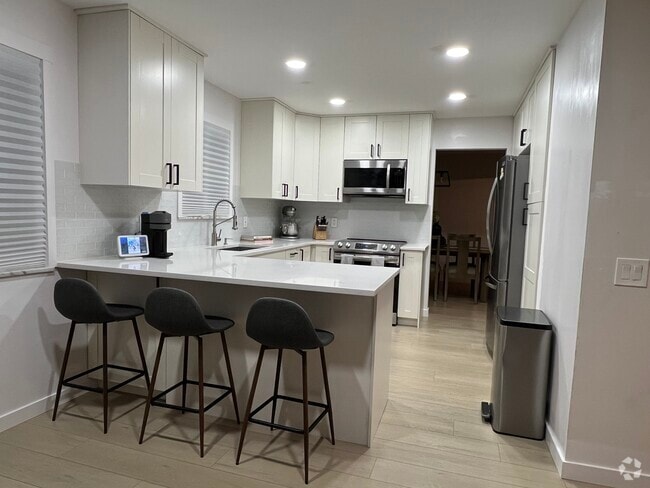 Building Photo - 4477 Hialeah Dr