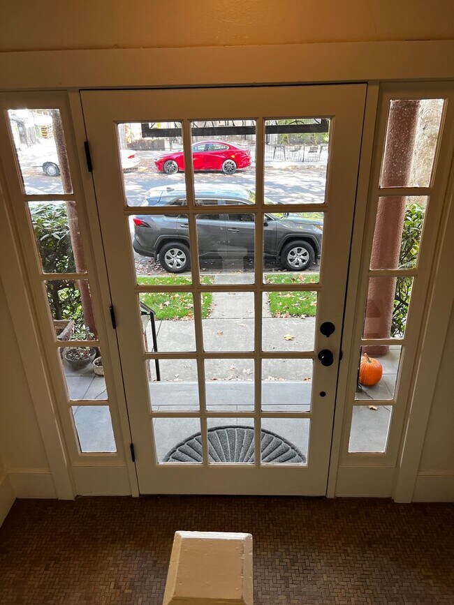 Building Photo - Charming one-bed, one-bath apartment in Mi...