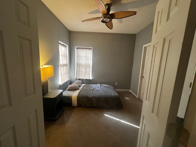 Foto del edificio - 360 Burch Rd