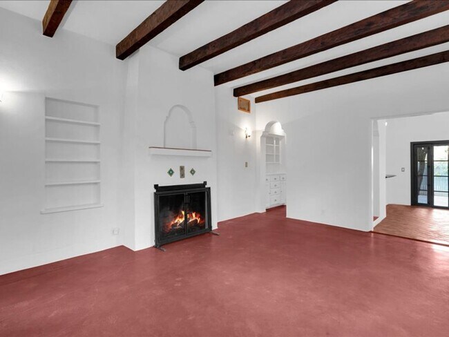 Foto del edificio - Charming Mission Style Home with Guest House & One Block from Arizona Inn