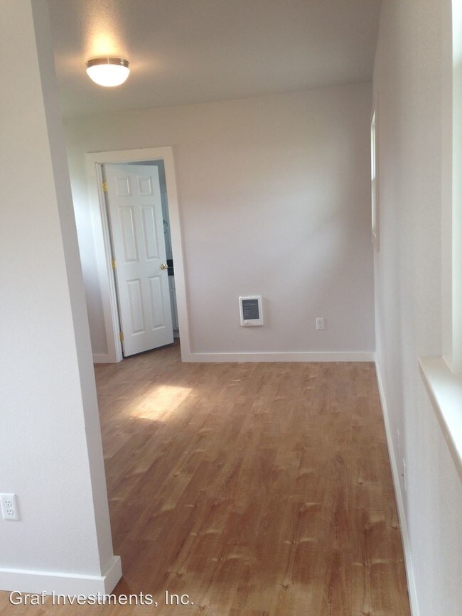 Building Photo - 110 E Orchard Ave