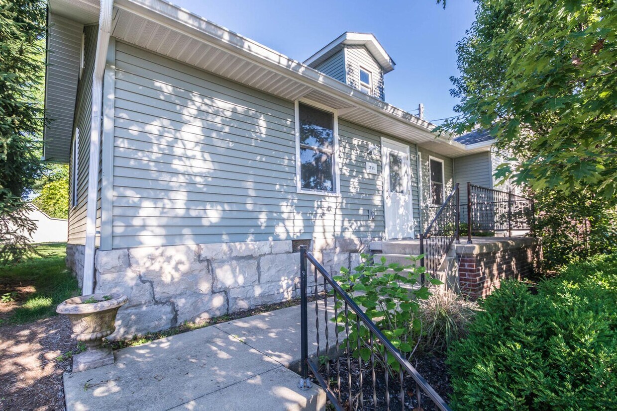Photo - 211 N Madison - 4Bed/2Bath - New Remodeled!