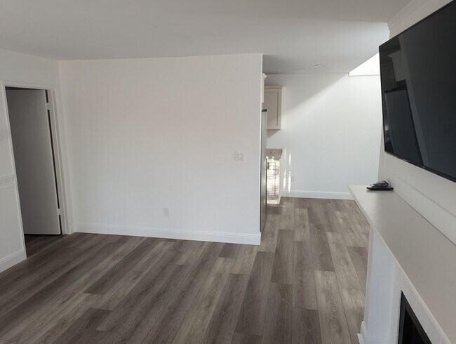 Building Photo - Updated and cozy 1br apartment w/FREE stor...