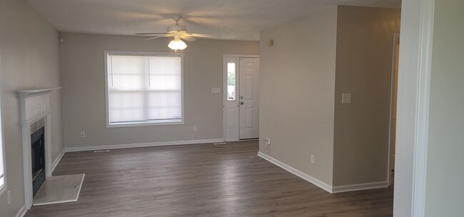 Building Photo - Beautiful 3 Bedroom home w/BONUS ROOM!!