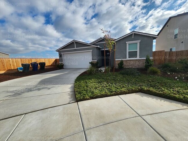 Building Photo - Spacious 4 bedroom, 2 bathroom home with S...