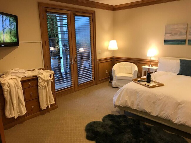 Building Photo - Lakefront 2000asf fully furnished short te...
