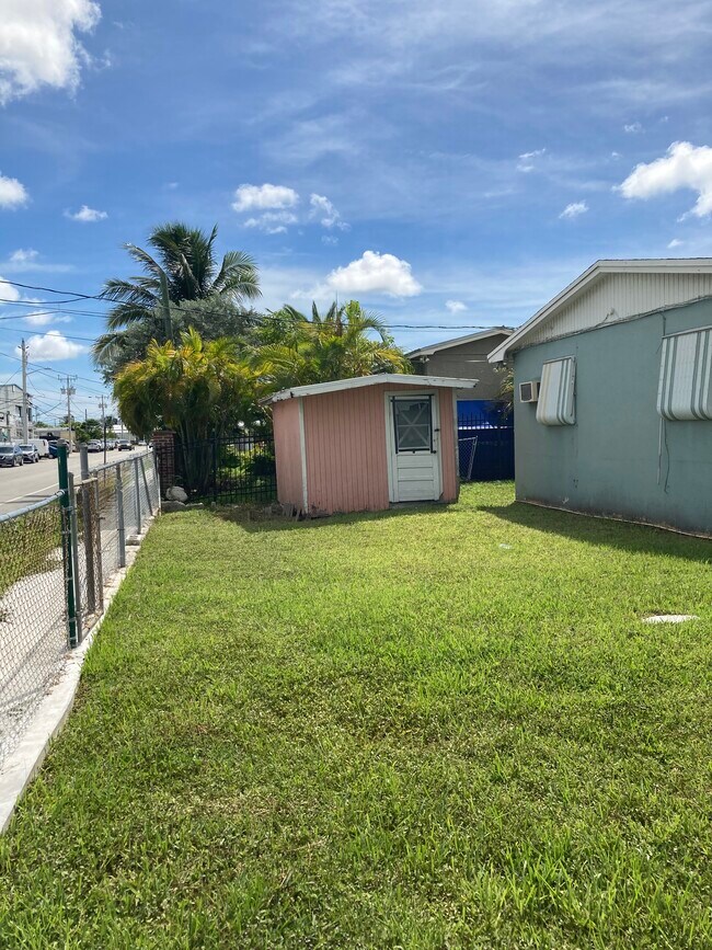 Rear had - 11 6th Ave