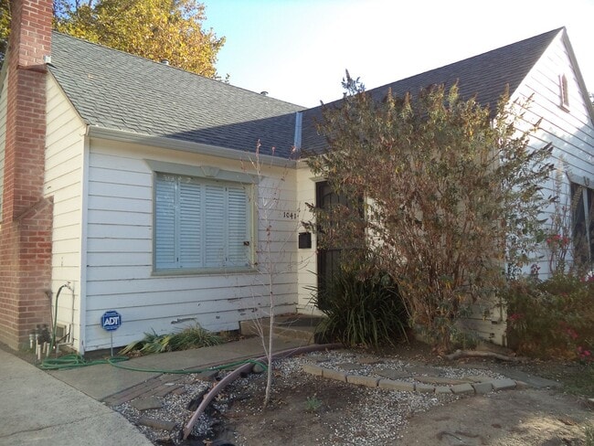 Building Photo - BEAUTIFUL LAND PARK HOME!!