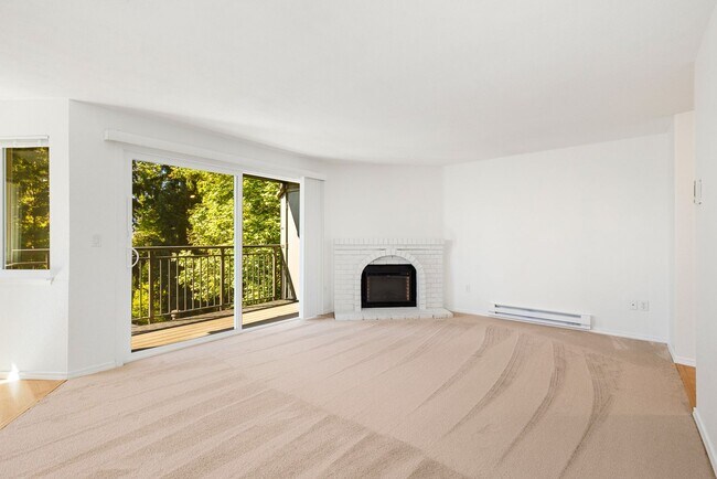 Building Photo - 2 Bed, 1 Bath Condo with Easy Access to I-405