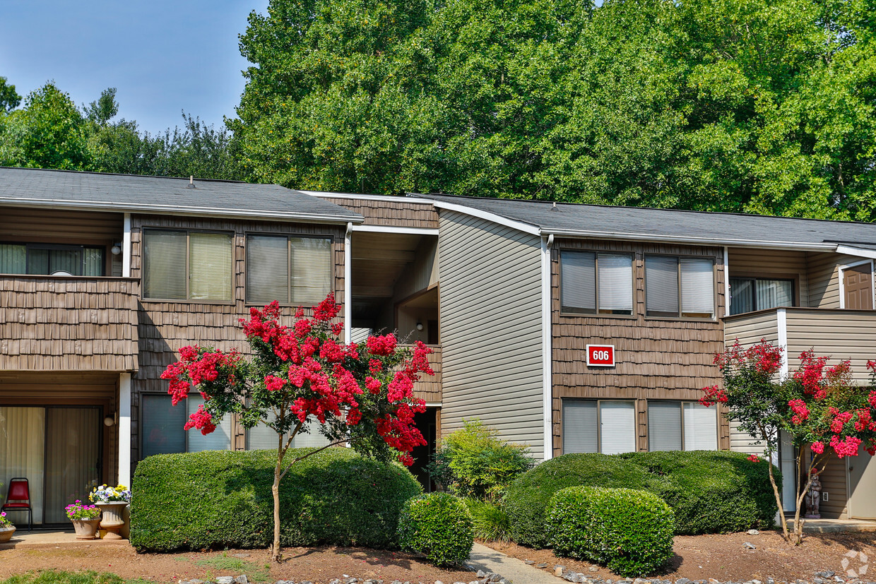Primary Photo - Foxcroft Apartments