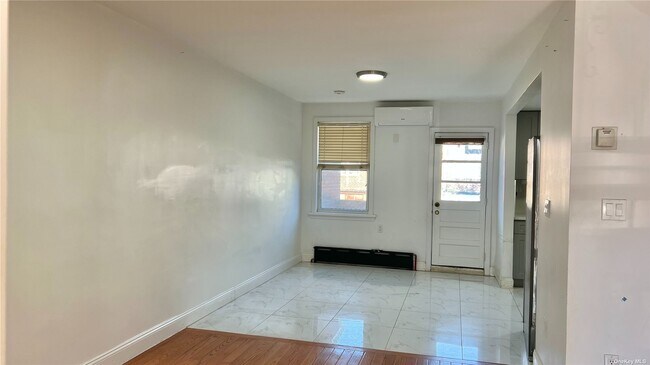 Foto del edificio - 144-43 69th Rd