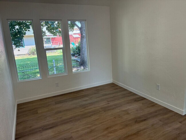 Foto del edificio - Garland Triplex