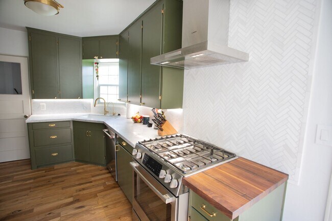 Foto del edificio - Charming Historic 3-Bed / 2-Bath Home Near...