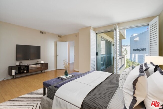 Foto del edificio - 321 S San Vicente Blvd