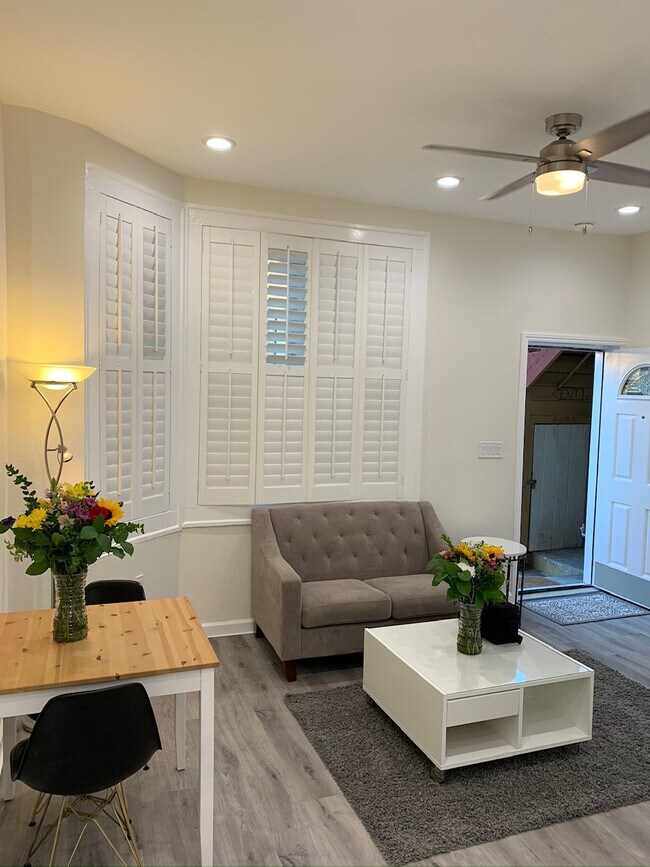 Living space, furnished - 213 6th Ave