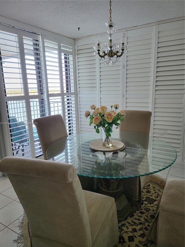 Foto del edificio - 124 Lakeshore Dr