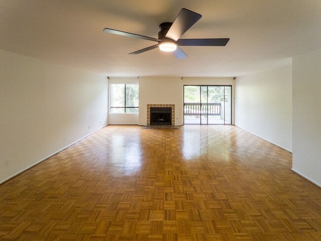 Foto del edificio - Large 2bed/ 2 bath corner unit in the heart of Silverlake with Hot Tub, Pool, Gated Parking and P...