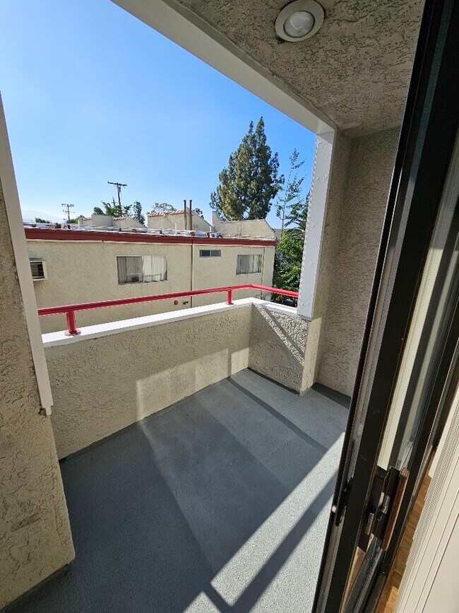 Building Photo - 11038 Arminta St