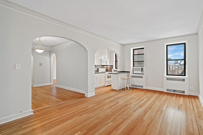 Building Photo - 25-40 31st Ave-4K