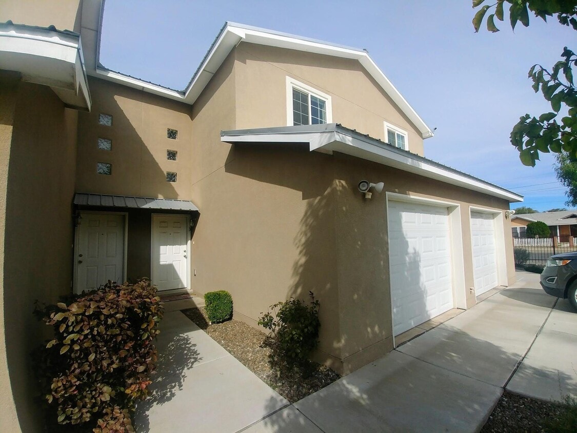 Primary Photo - 900 Griegos Rd NW