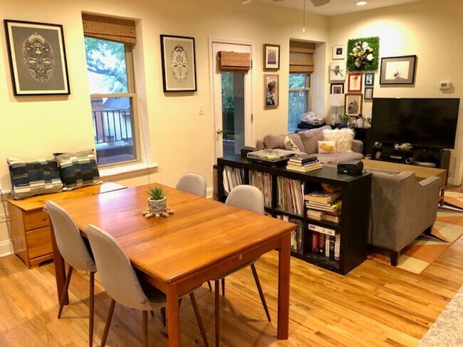 Foto del edificio - Albany Park Top-Floor Condo One Block to Brown Line Train!
