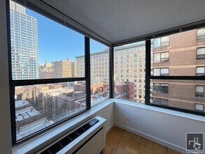 Building Photo - HUGE NO-FEE 1 BED WITH BEAUTIFUL VIEWS IN ...