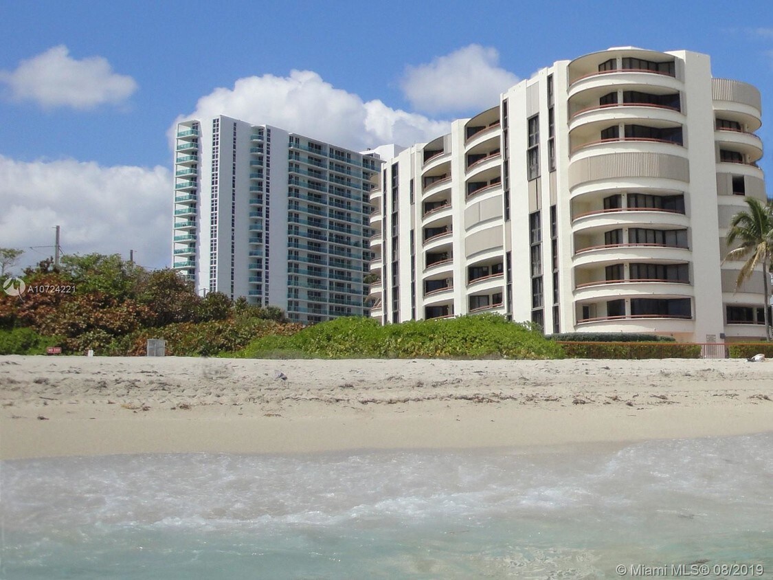 Primary Photo - 15645 Collins Ave