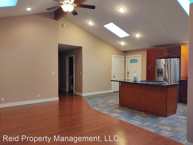 Building Photo - 3 br, 2.5 bath House - 871 NE Larson Blvd