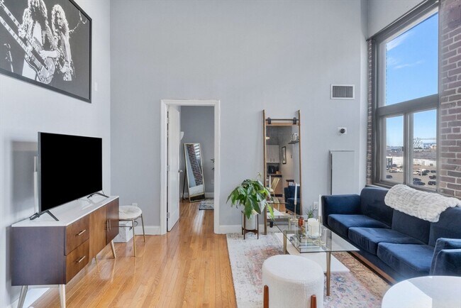Foto del edificio - 320 W 2nd St