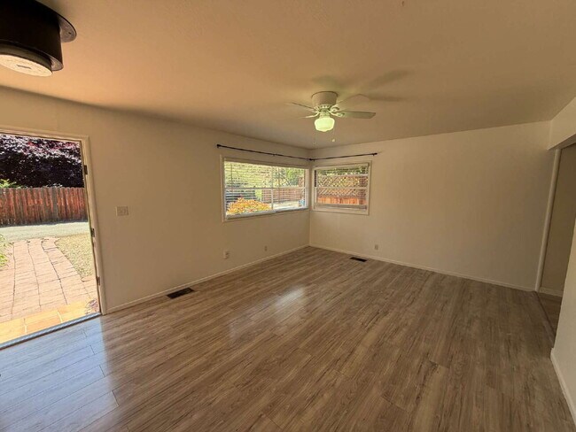 Foto del edificio - 1454 Bel Air Dr