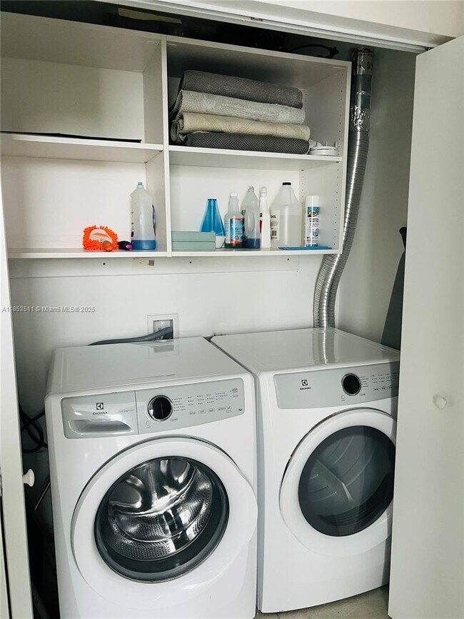 Foto del edificio - 3 bedroom in North miami Beach FL 33160