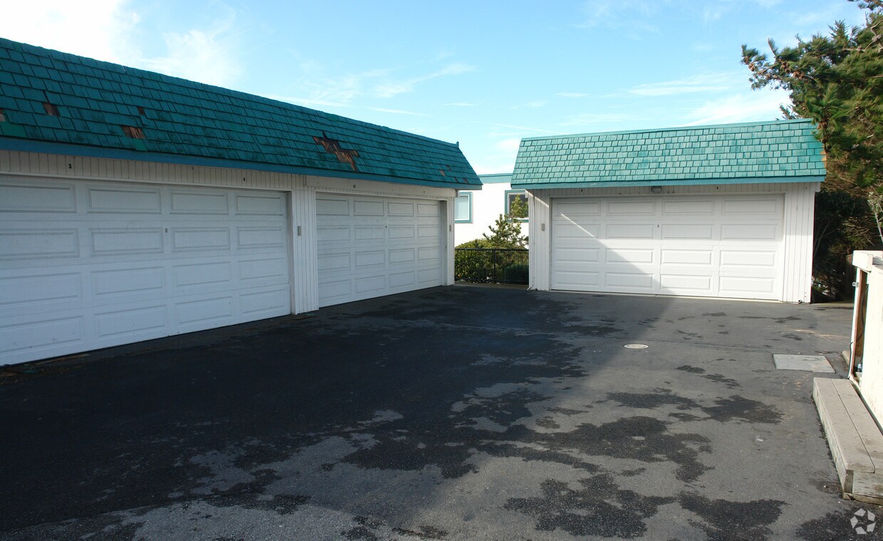 Building Photo - 468 Manor Dr