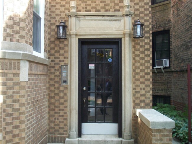 Building Photo - 5915 N Artesian Ave