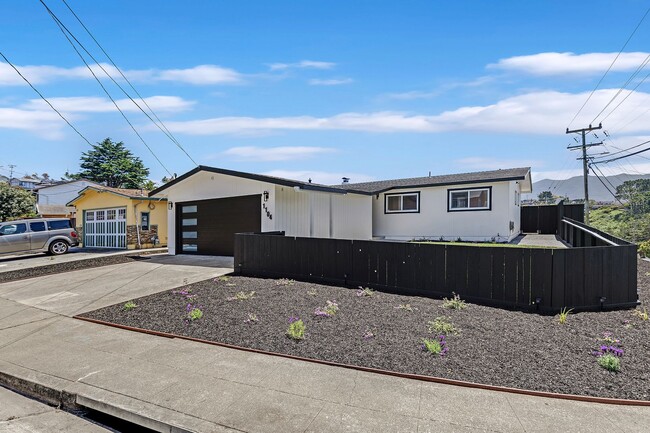 Building Photo - Bright Pacifica Corner Home with Modern Co...