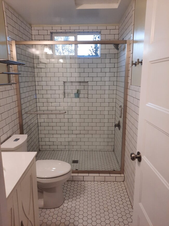 Bathroom - 602 E McLoughlin Blvd