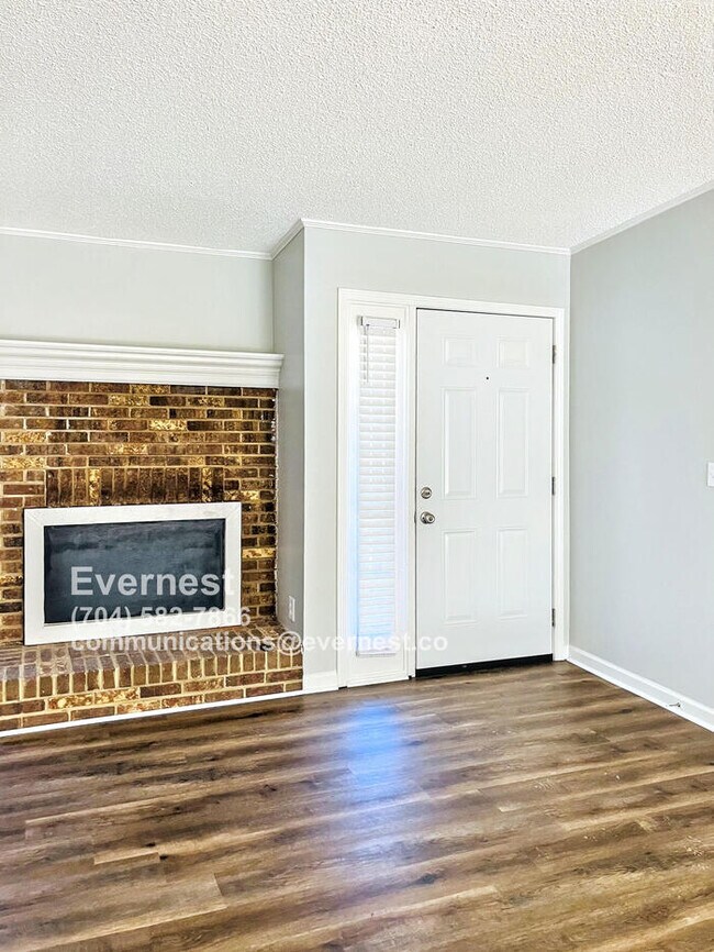 Building Photo - Charming 3-Bedroom Home with Convenient Fe...