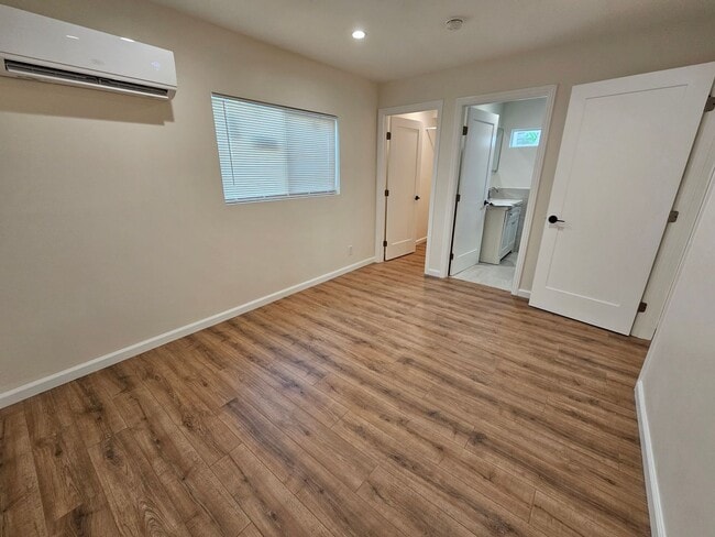 Building Photo - EE741F