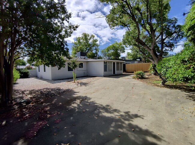Foto del edificio - Darling Home on Darlene!