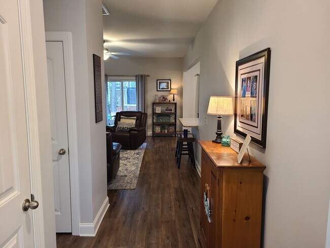 Foto del edificio - 4 Bed, 2.5 Bath located in Mimosa Bay Comm...