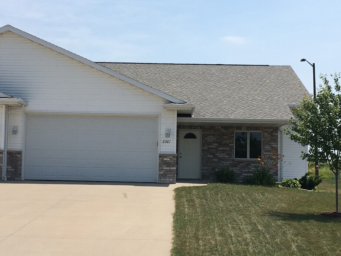 2261 Spring Meadow Dr, Neenah, WI 54956 House Rental in Neenah, WI