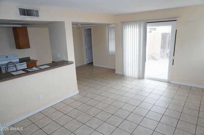 Foto del edificio - 4417 E Riverside St