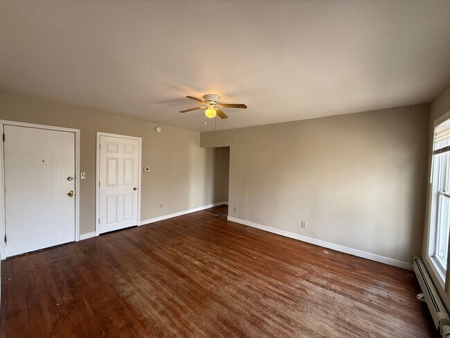 Foto del edificio - 562 Edmund Ave W
