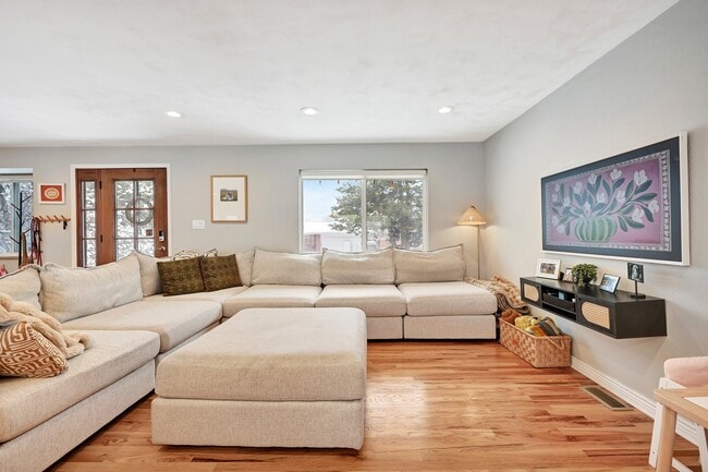 Building Photo - 6526 S Elizabeth Way