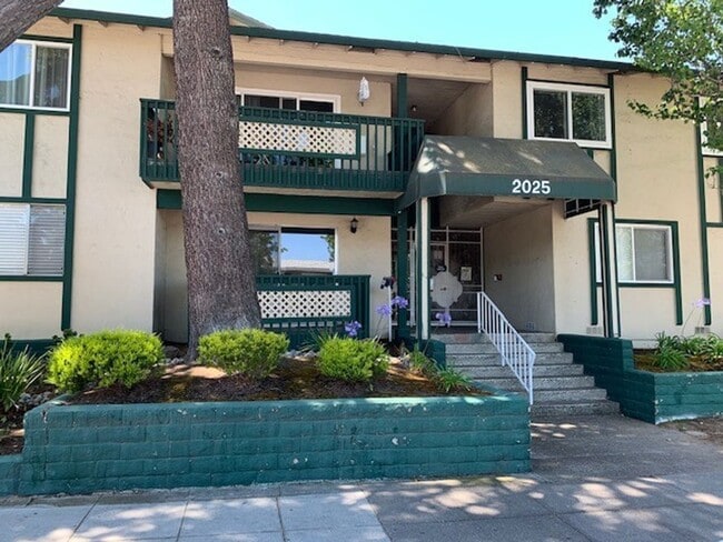 Bright Updated 2 Bedroom 1 Bath Mountain View End-Unit Condo - Bright Updated 2 Bedroom 1 Bath Mountain View End-Unit Condo