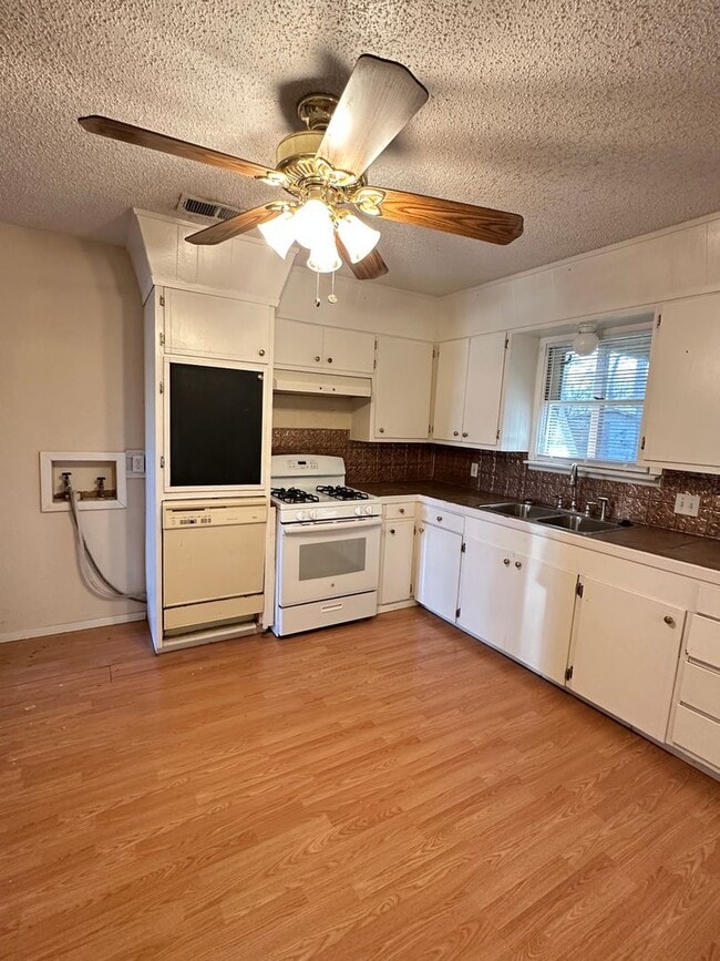 Building Photo - 3/2 with huge backyard and bonus living room