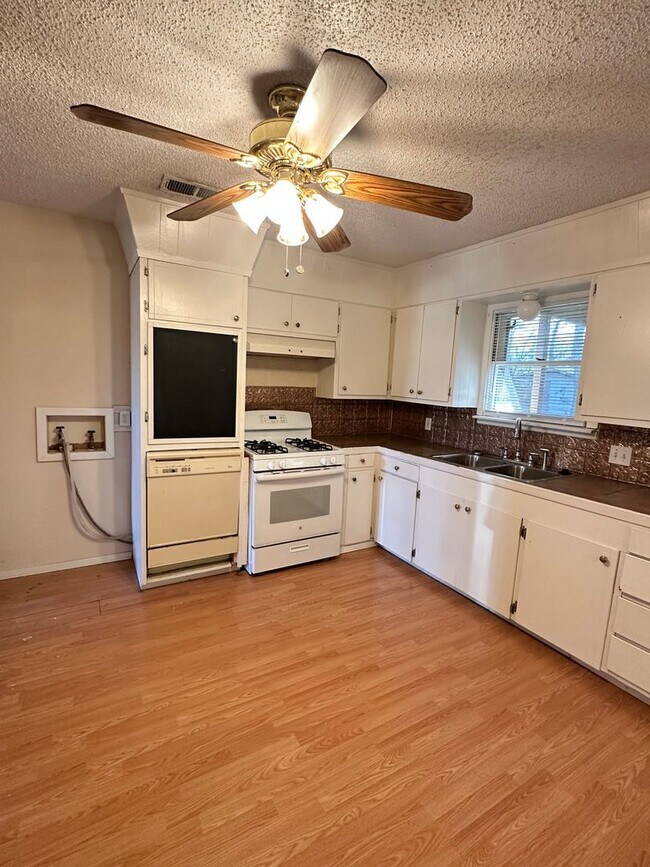 Foto del edificio - 3/2 with huge backyard and bonus living room