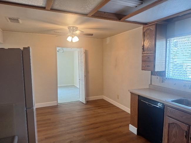 Building Photo - 333 Dahlia St
